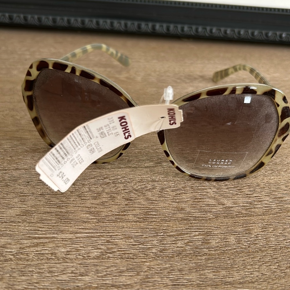 Lady’s Lauren Conrad sunglasses